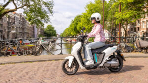 Yamaha NEOs 11