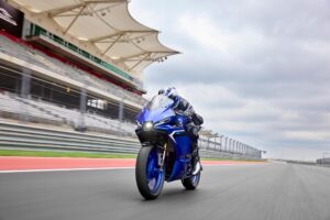 Yamaha R25 3